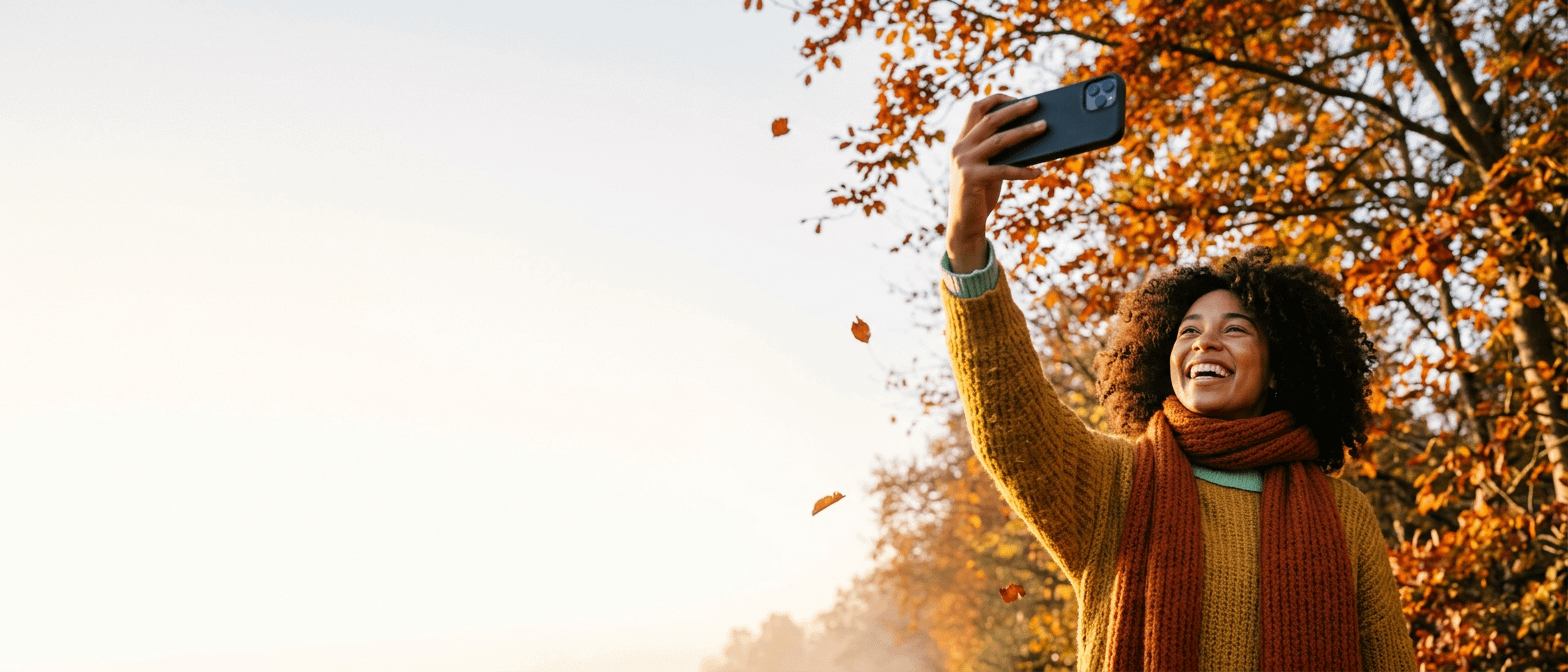 Vrouw buiten met mobiele telefoon