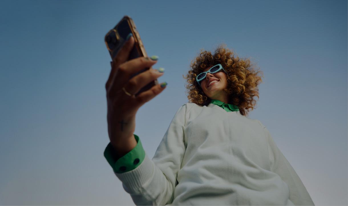 Vrouw buiten met mobiele telefoon