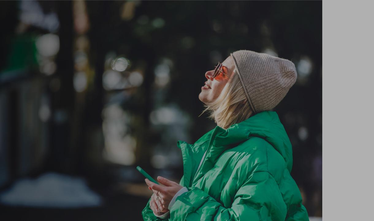 Kvinna utomhus med mobiltelefon